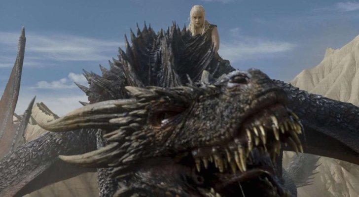 Daenerys Targaryen (Emilia Clarke) a lomos de uno de sus dragones