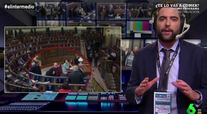 Dani Mateo analizando las imágenes de lo ocurrido en el Congreso