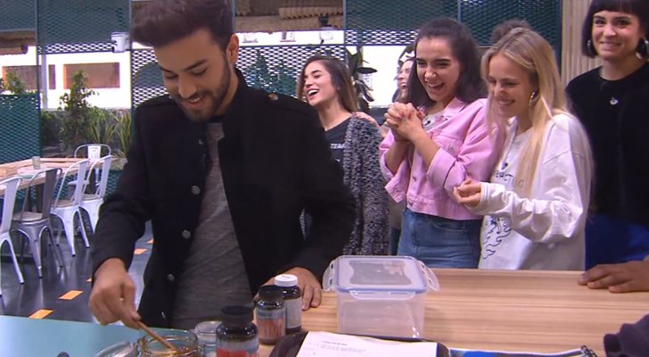 Agoney en visita "express" al resto de la Academia con los concursantes de 'OT 2018'