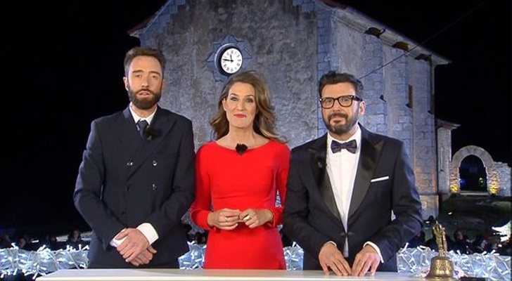 Zuhaitz Gurrutxaga, Sara Gandara y Mikel Pagadi en las campanadas 2017-2018, en la ermita de Santa Katalina de Mundaka