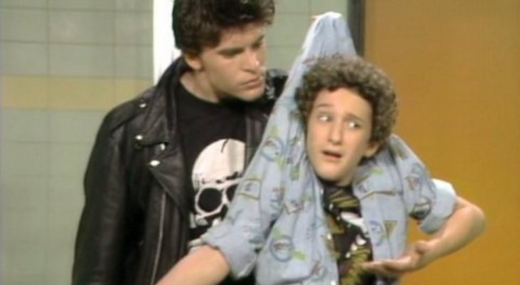 Andras Jones y Dustin Diamond en una divertida escena de 'Buenos días, señorita Bliss'