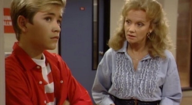 Mark-Paul Gosselaar y Hayley Mills en 'Buenos días, señorita Bliss'