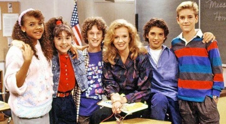 Profesora y alumnos protagonistas de 'Buenos días, señorita Bliss'