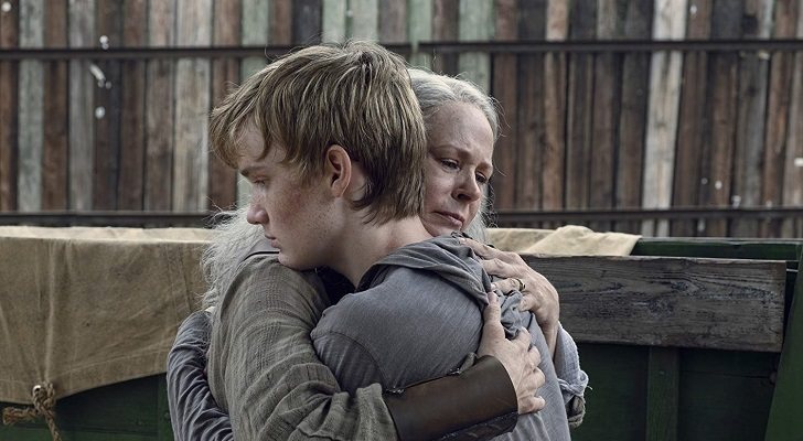 Carol y Henry se abrazan en 'The Walking Dead'