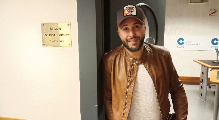 Kiko Rivera en la puerta del estudio "Encarna Sánchez" de COPE