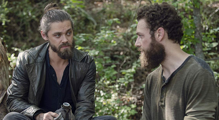 Jesus (Tom Payne) habla con Aaron (Ross Marquand) en 'The Walking Dead'