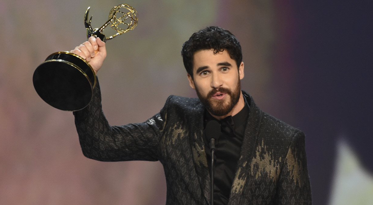 Darren Criss levanta su galardón en los Emmy 2018