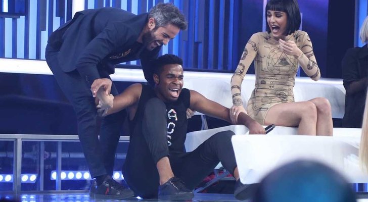 Roberto Leal coge a Famous del suelo en 'OT 2018'