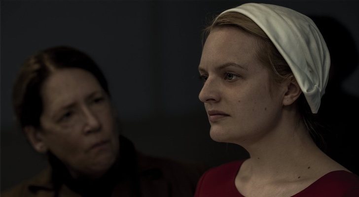 Elisabeth Moss como Offred de 'The Handmaid's Tale'