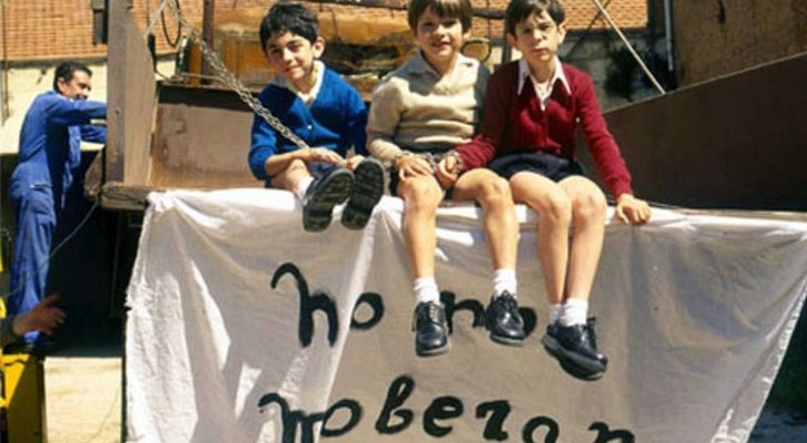 Los niños sobre el mítico camión