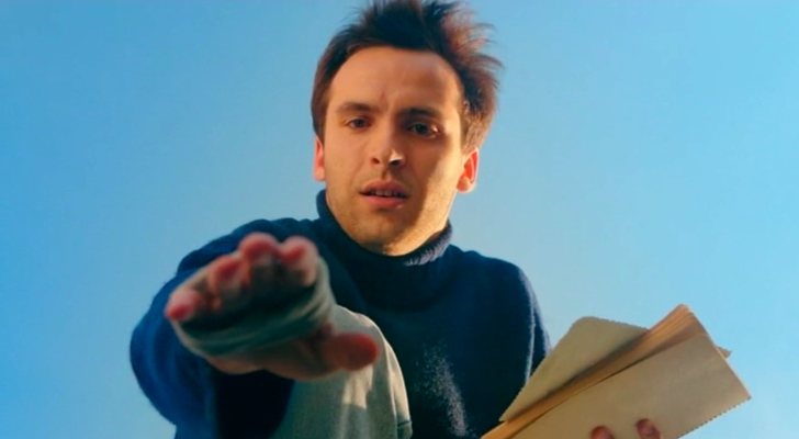 Ricardo Gómez recreando el primer plano de 'Cuéntame cómo pasó'