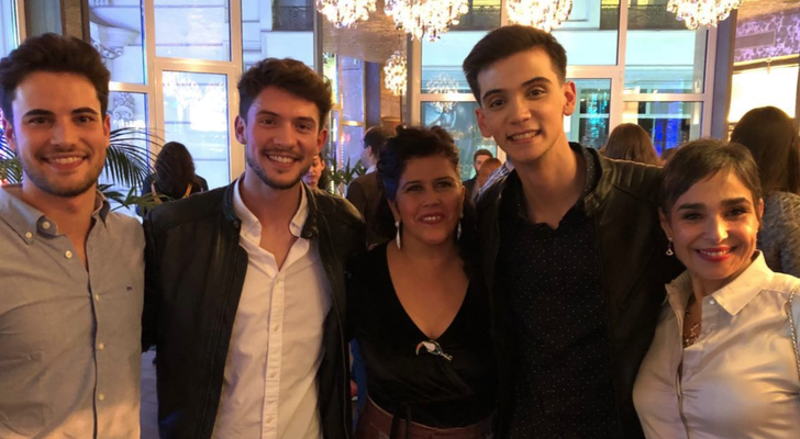 Laura Baena y María Isabel Díaz con los concursantes de 'OT 2018'