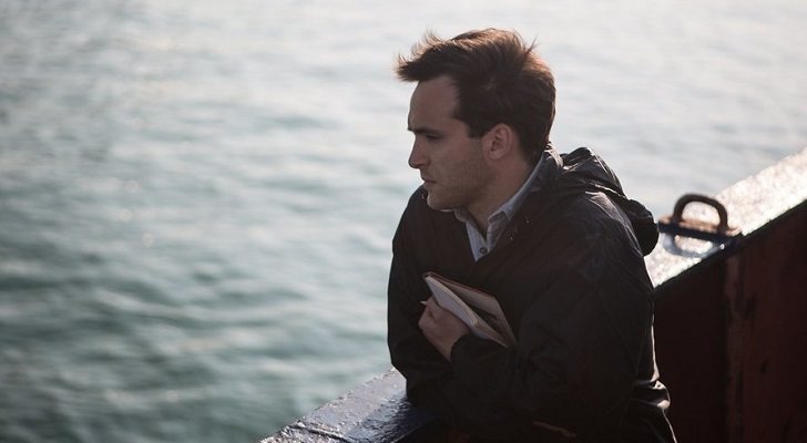 Carlos intentando encontrar su lugar en el mundo en 'Cuéntame cómo pasó'