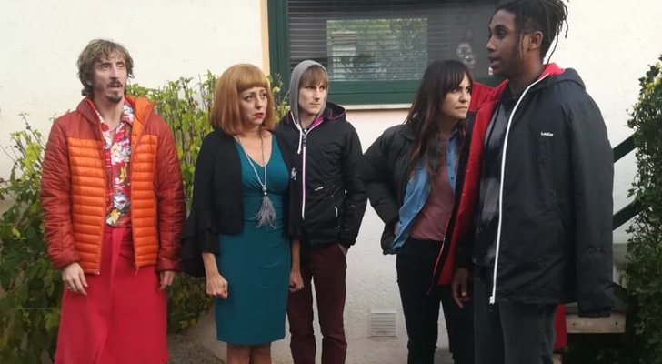 Iván Massagué, Yolanda Ramos, Nao Albert, Melani Olivares y Leïti Sène en &#39;Benvinguts a la família 2&#39;