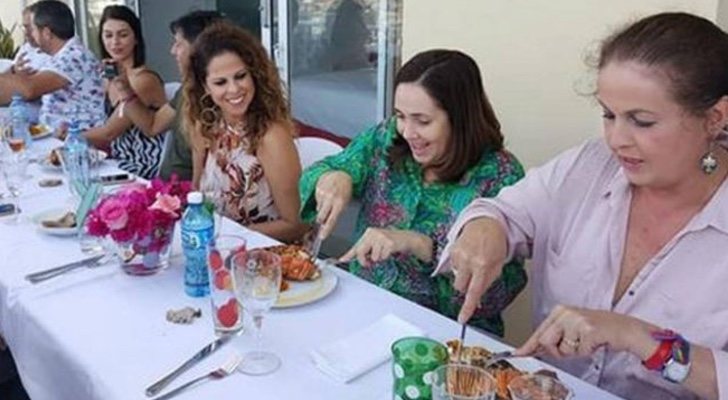 Pastora Soler comiendo con Mariela Castro