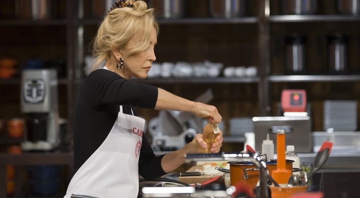 Carmen Lomana cocinando en el plató de 'Masterchef Celebrity'