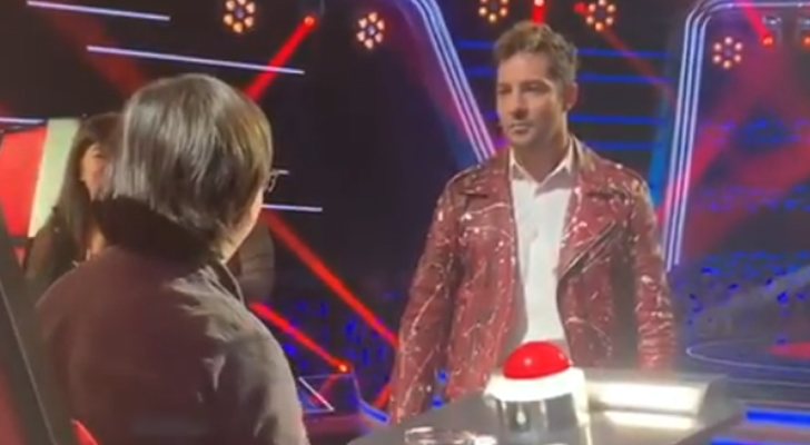 David Bisbal cede su asiento a uno de los aspirantes de 'La Voz Kids'