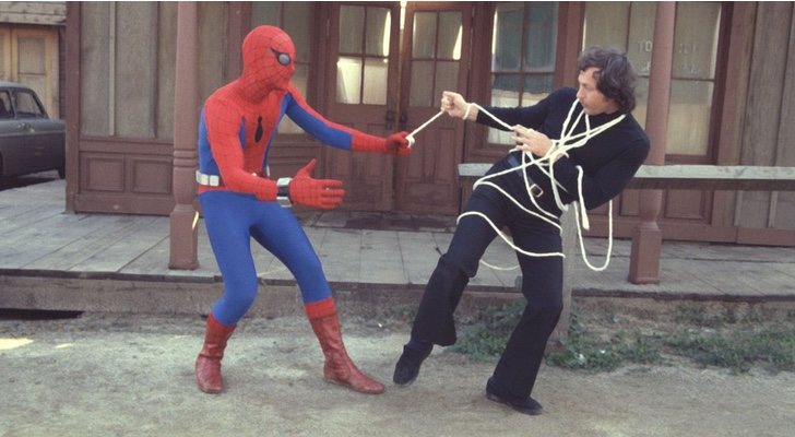 Spider-man atrapa a un maleante en 'The Amazing Spider-man'