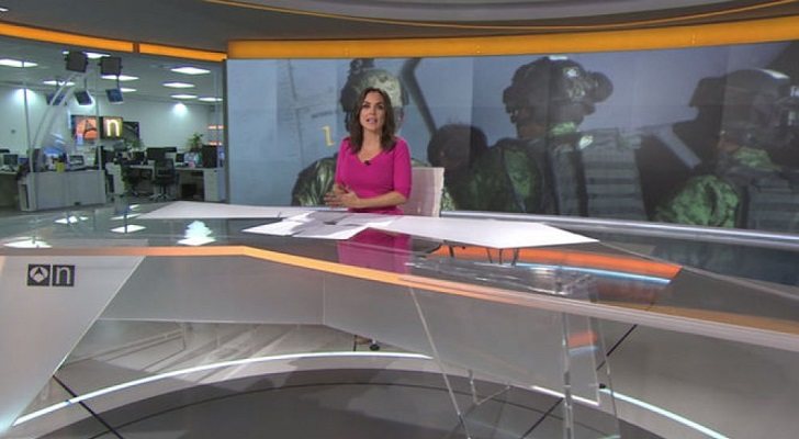 Mónica Carrillo presentando los informativos de Antena 3 en 'El Chapo'