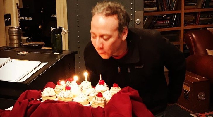 Foto del cumpleaños de Kevin Sussman publicada por Jim Parsons en Instagram