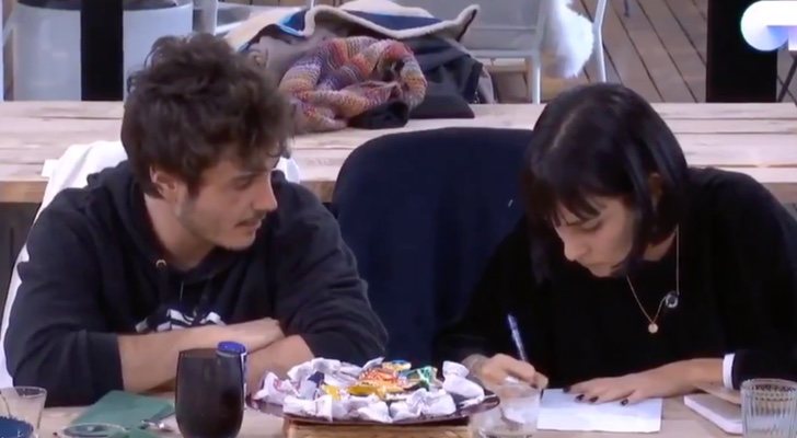 Miki mirando a Natalia mientras ella escribe en el papel en 'OT 2018'