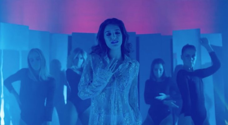 Ana Guerra y el cuerpo de baile en el videoclip de "Bajito"