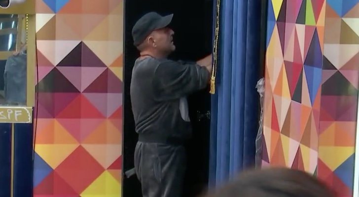 El Koala mirando el armario de Mónica Hoyos en 'GH VIP 6'