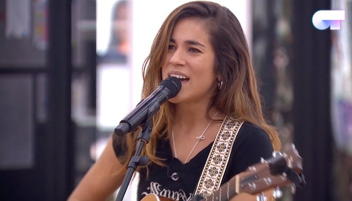 Julia canta &quot;Ya lo sabes&quot; acompañada de su guitarra