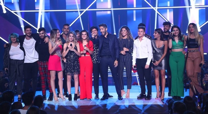 Los concursantes de 'OT 2017' junto a Roberto Leal tras cantar "Camina" en la Gala 0 de 'OT 2018'