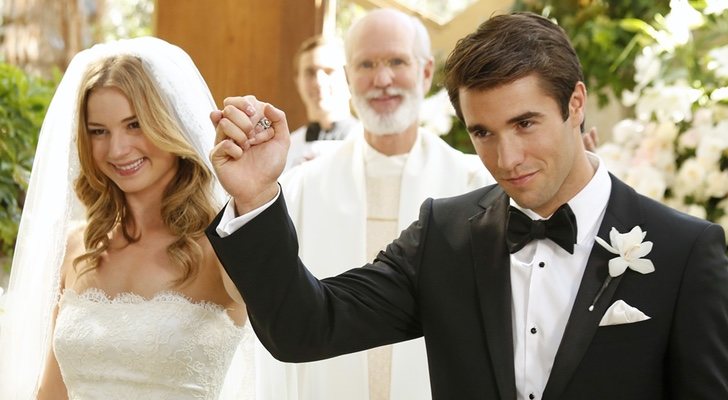 Emily VanCamp y Josh Bowman como Emily y Daniel en su boda de 'Revenge'