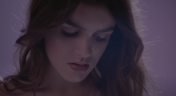 Amaia Romero en el videoclip de "Un nuevo lugar"