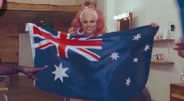Courtney Act con una bandera de Australia