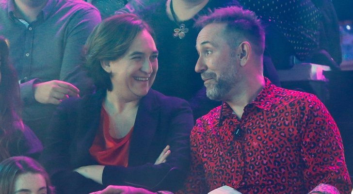 La alcaldesa de Barcelona, Ada Colau, junto a Mateo Vergara, animador del público en la Gala Final de 'OT 2018'