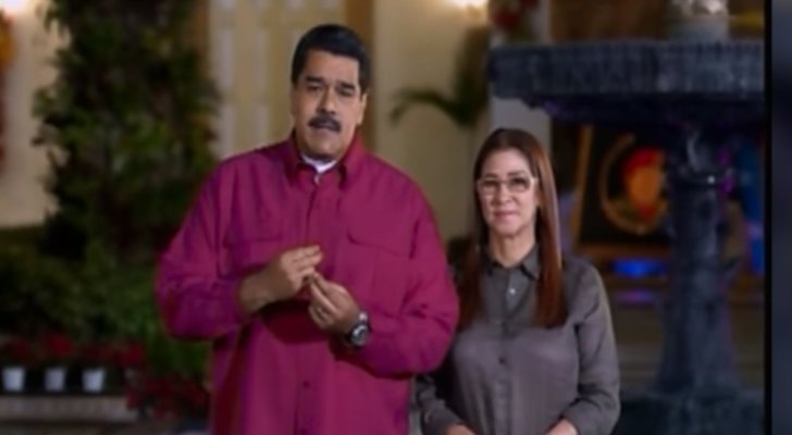 Nicolas Maduro y su esposa, Cilia Flores, dando el mensaje de Navidad