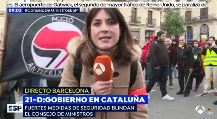 Reportera de 'Espejo público' durante una conexión en directo