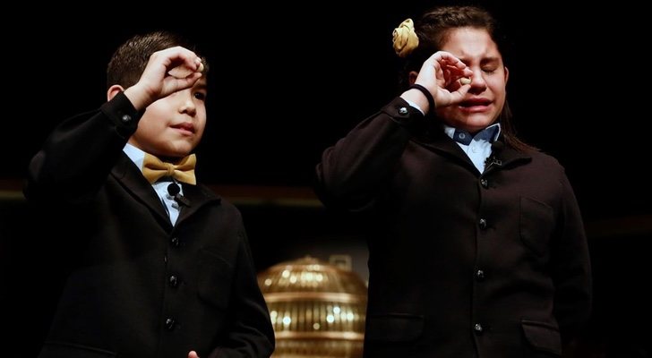 Nerea y Alonso cantan el primer premio de la jornada en el Sorteo de Navidad