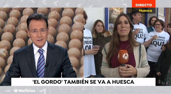 Matías Prats en la conexión en directo con la reportera Lara Escudero en 'Antena 3 noticias fin de semana'