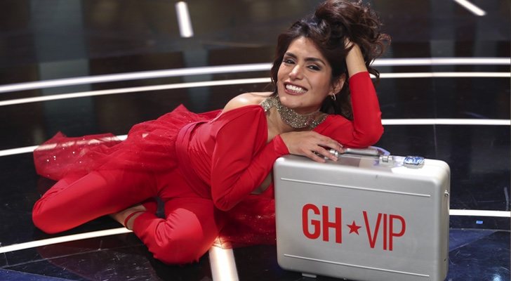 Miriam Saavedra posa con el maletín de ganadora de 'GH VIP'