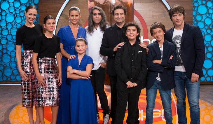 Mario Vaquerizo junto a la presentadora, jueces y exconcursantes de 'MCJunior'