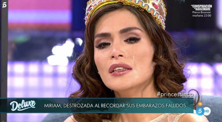 Miriam Saavedra llora durante su entrevista en 'Sábado Deluxe'