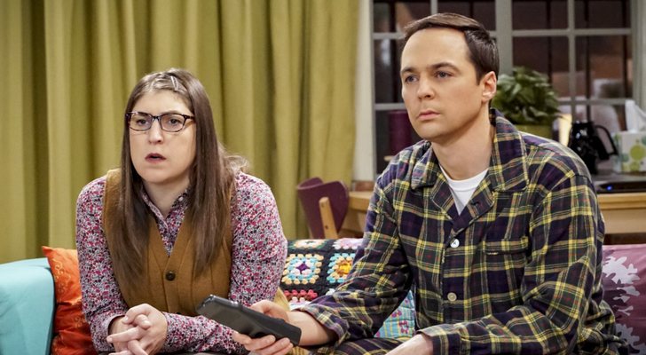 Mayim Bialik y Jim Parsons en 'The Big Bang Theory'
