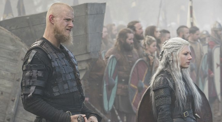 Alexander Ludwig y Katheryn Winnick en 'Vikings'