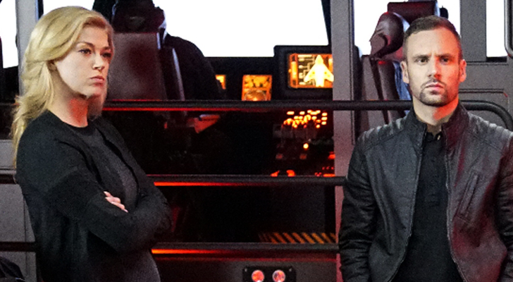 Adrianne Palicki y Nick Blood en 'Agents of SHIELD'