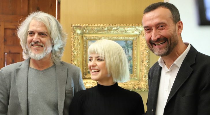 Alba Reche junto a su padre y al alcalde de Elche