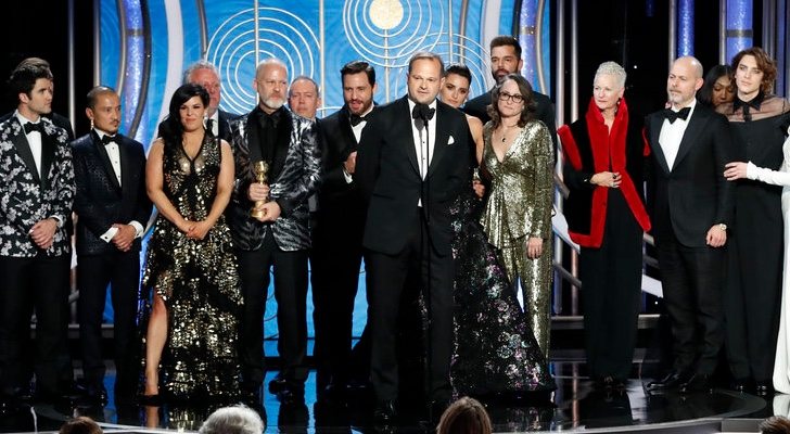 El equipo de 'American Crime Story' recogiendo su Globo de Oro