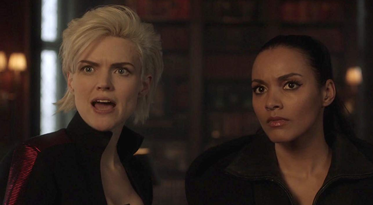 Barbara (Erin Richards) y Tabitha (Jessica Lucas) en 'Gotham'