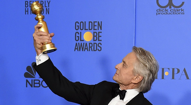Michael Douglas levanta su Globo de Oro a Mejor actor en una serie de comedia
