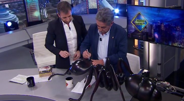 Revilla regala a Pablo Motos una hormiga gigante en 'El hormiguero'