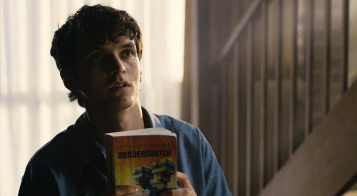 Fotograma de 'Bandersnatch' donde se ve a Stefan con el libro de Jerome F. Davies en la mano