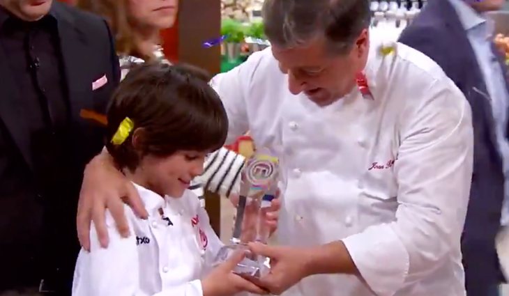 Josetxo recibiendo el trofeo como ganador de 'MasterChef Junior 6'